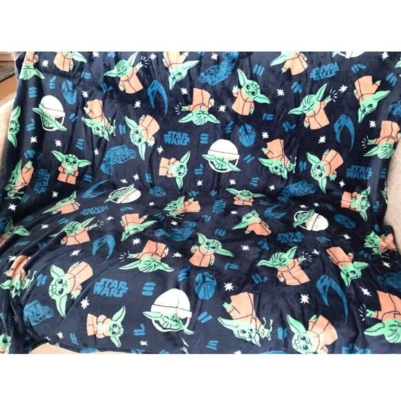 The Big One Star Wars Baby Yoda Blanket Supersoft Oversized Plush 5'x6' - Picture 3 of 5